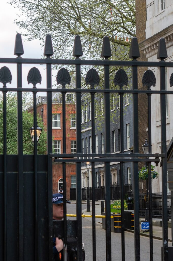 Número 10 de Downing Street, en Londres, visto a través de la verja