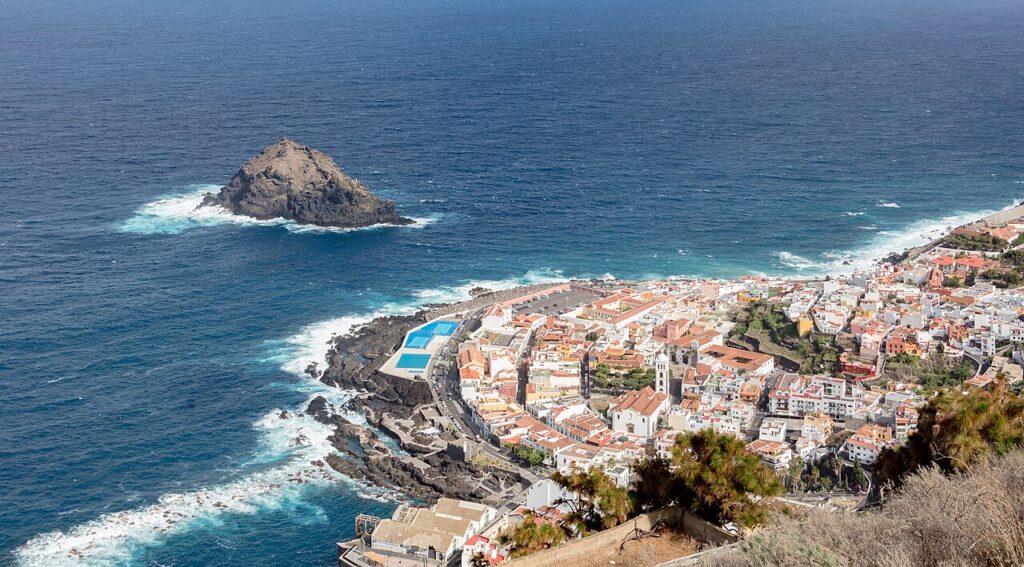 Vista de Garachico y su roque, en el norte de Tenerife