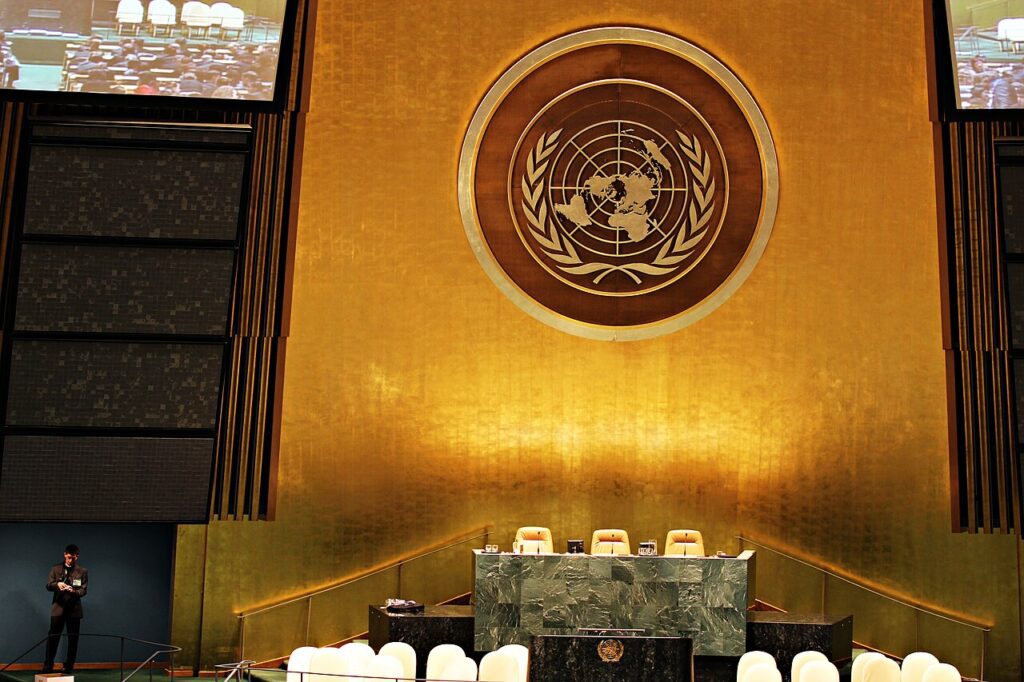 Emblema de la ONU en el salón de la Asamblea General, en Nueva York