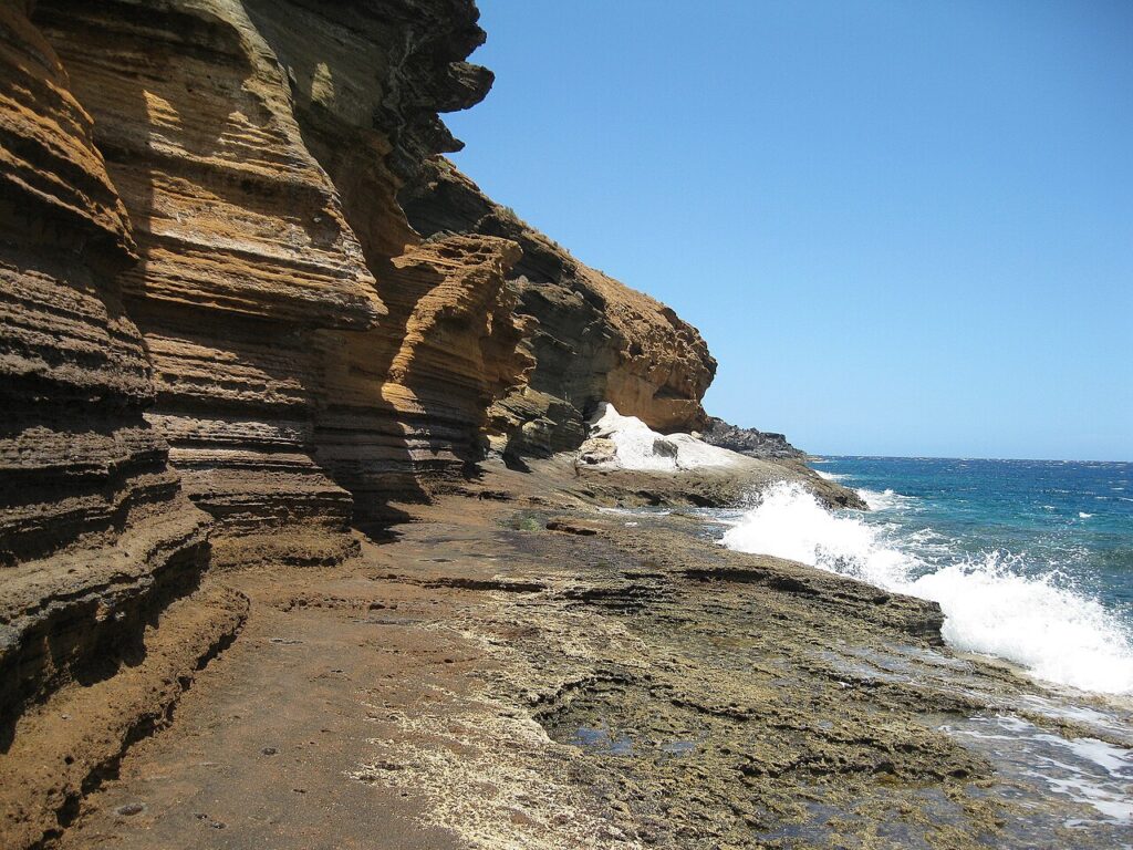 Capas de roca volcánica de Montaña Amarilla junto a la costa de Arona