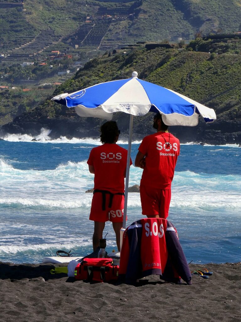 Socorrista vigilando la playa de Martiánez, en Puerto de la Cruz