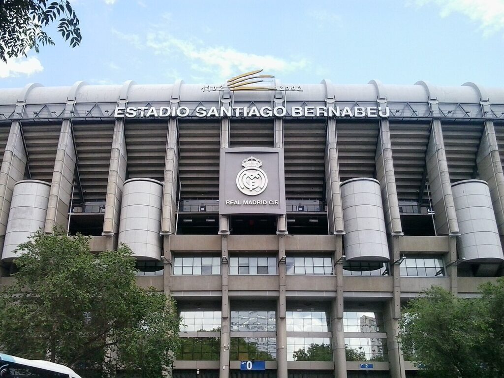 Lateral oeste del estadio Santiago Bernabéu, en Madrid