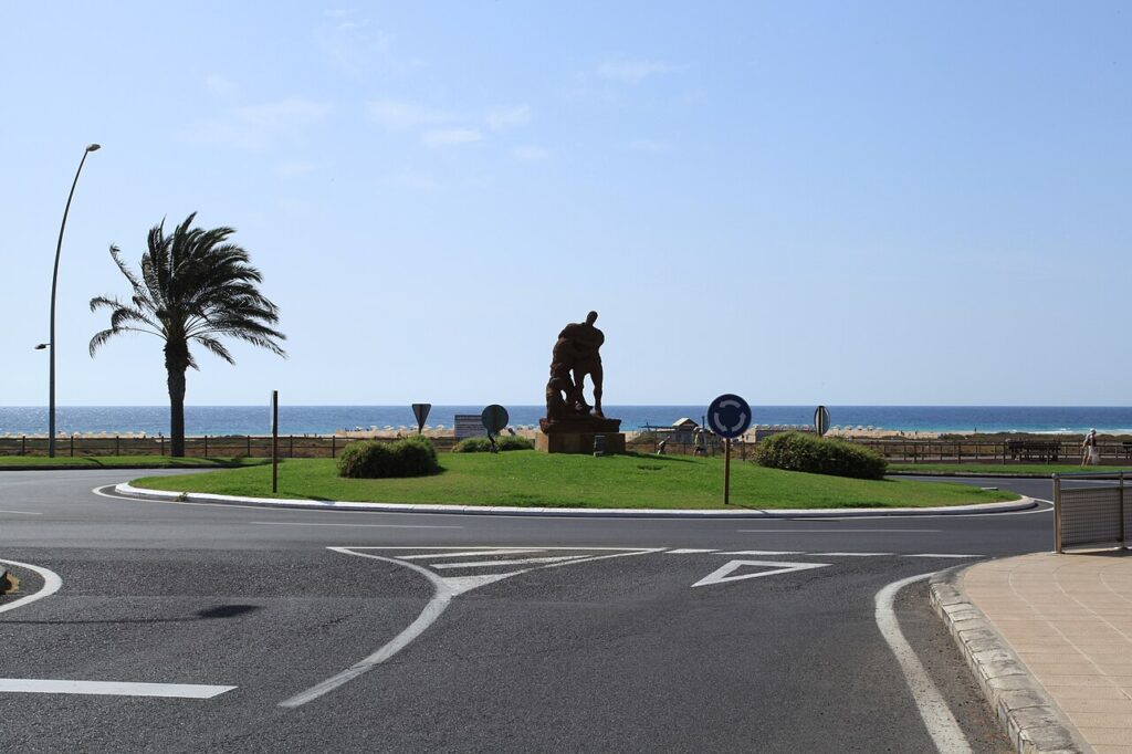 Escultura de homenaje a la lucha canaria en la avenida del Saladar, en Morro Jable (Fuerteventura)