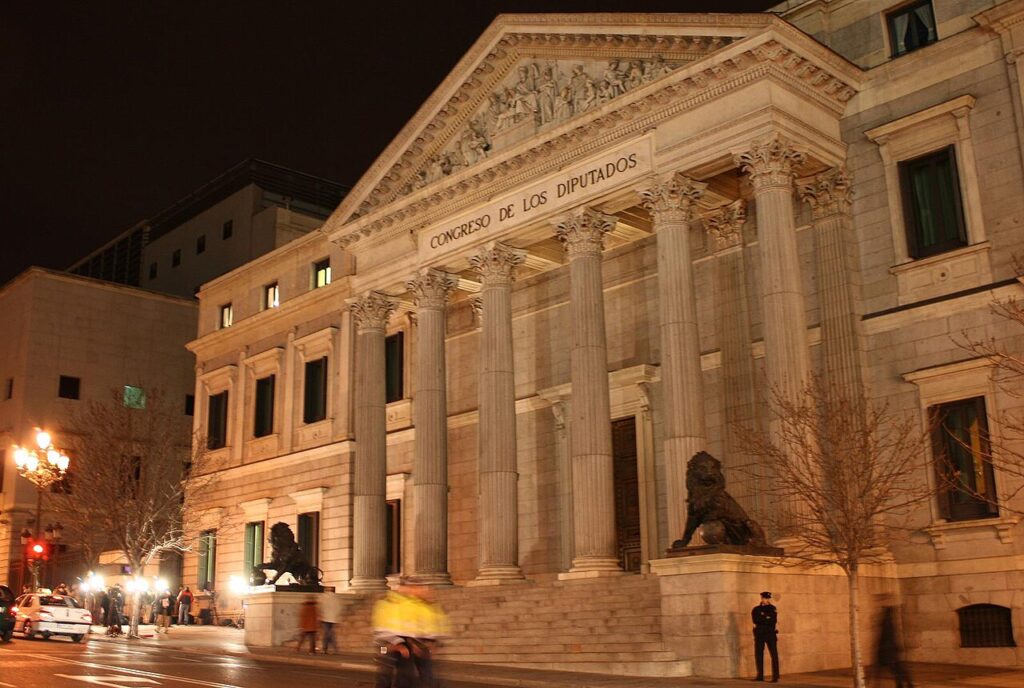Fachada principal del Congreso de los Diputados, en Madrid, de noche