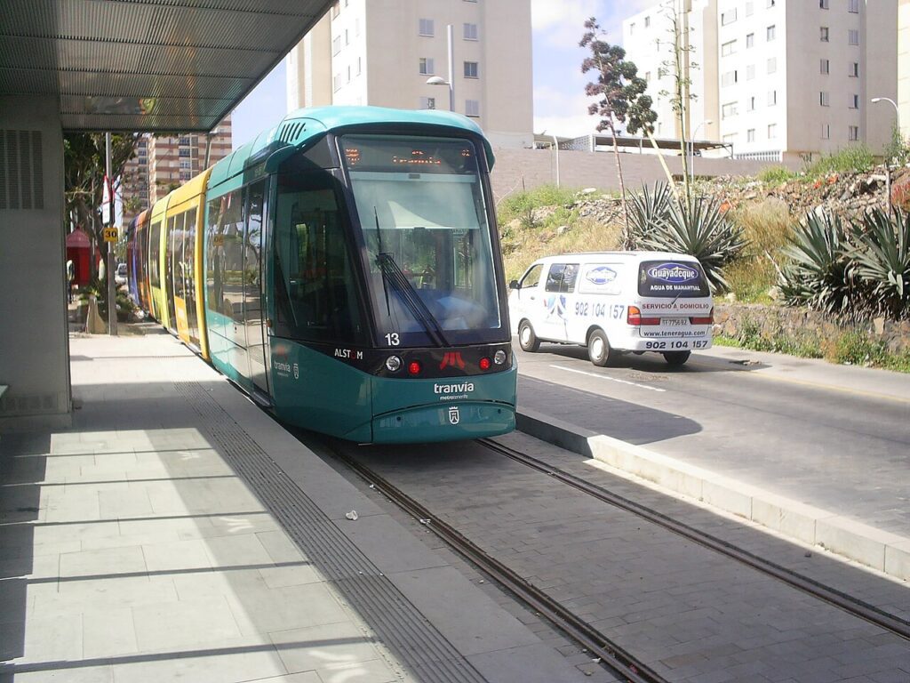 Un tranvía de Tenerife sale de la parada Príncipes de España, en Ofra (Santa Cruz de Tenerife)