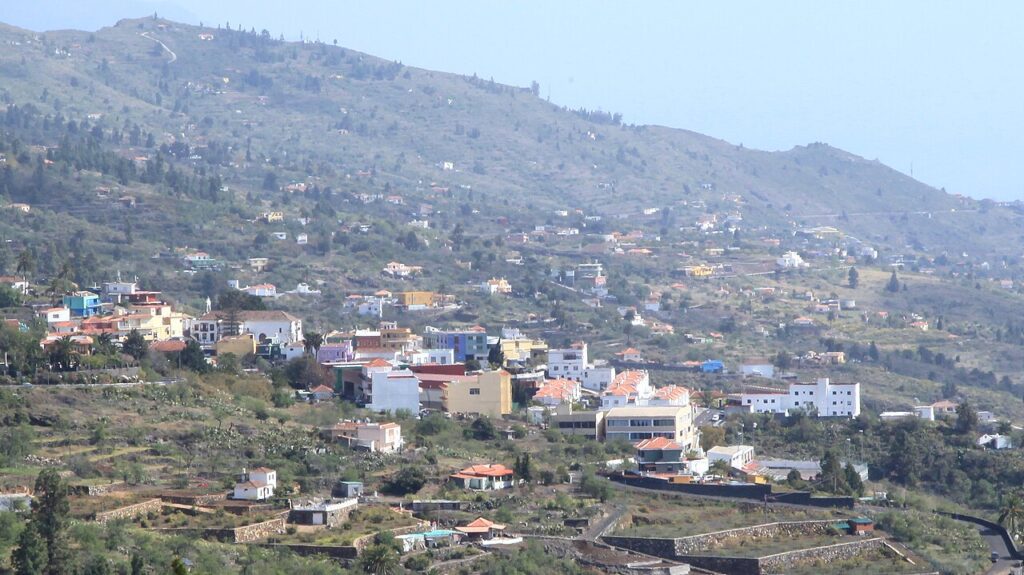 Vista de Tijarafe, en La Palma, desde el mirador de La Muralla