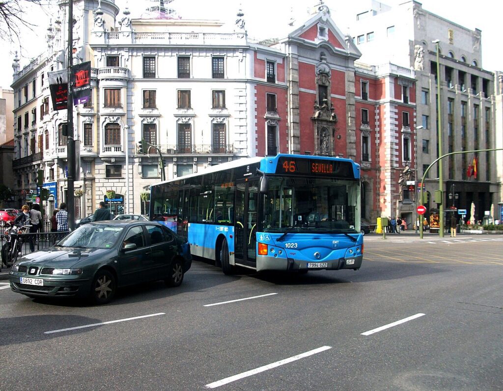Un autobús urbano de la EMT circula por el centro de Madrid