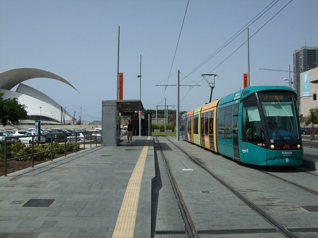 Un tranvía en la parada del Intercambiador de Santa Cruz de Tenerife, con el Auditorio al fondo