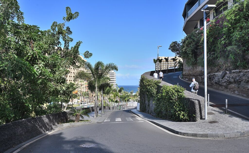 Curva de la calzada de Martiánez, en Puerto de la Cruz (Tenerife)