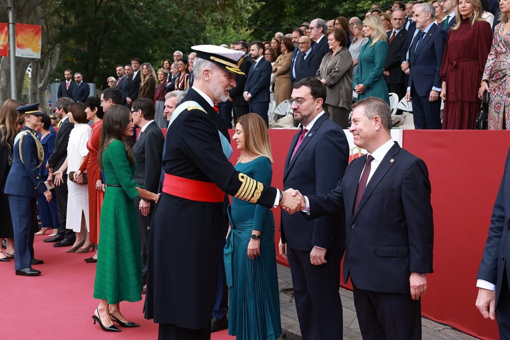 El rey Felipe VI saluda a autoridades durante el desfile de la Fiesta Nacional de 2025 en Madrid
