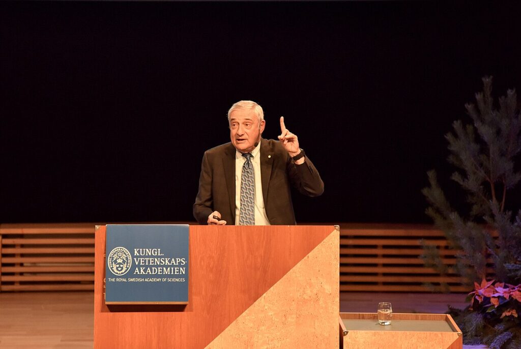 El historiador económico Joel Mokyr, Nobel de Economía 2025, durante su conferencia en Estocolmo