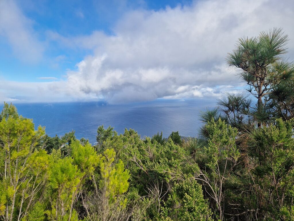 Nubes sobre el mar desde el sendero GR 130 en Barlovento, La Palma