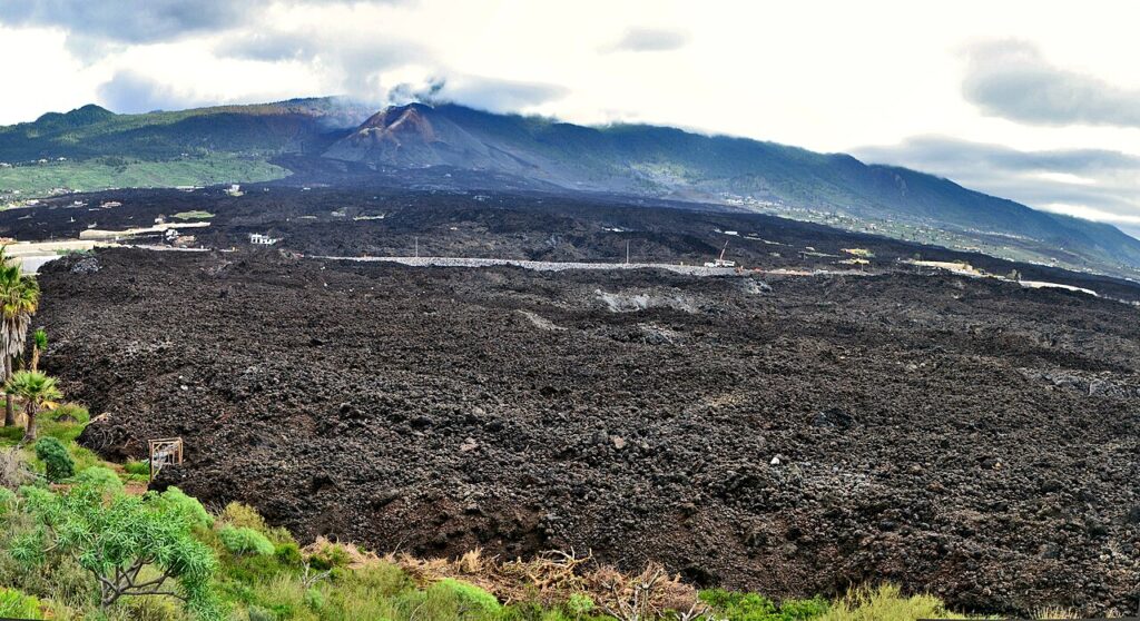 Coladas del volcán Tajogaite y la nueva carretera sobre la lava, en La Palma