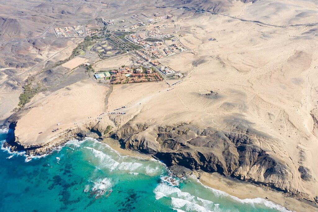 Vista aérea de La Pared y la playa del Viejo Rey, en Fuerteventura
