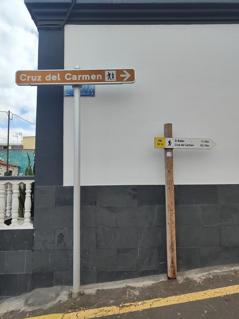 Señales del sendero hacia El Batán y Cruz del Carmen, en Anaga