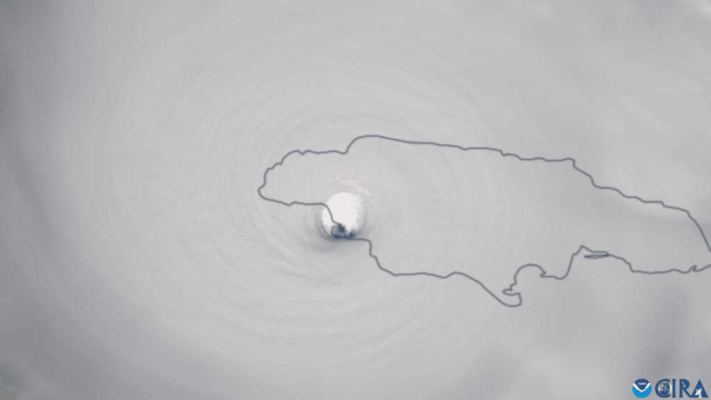 Imagen de satélite del huracán Melissa al tocar tierra en Jamaica