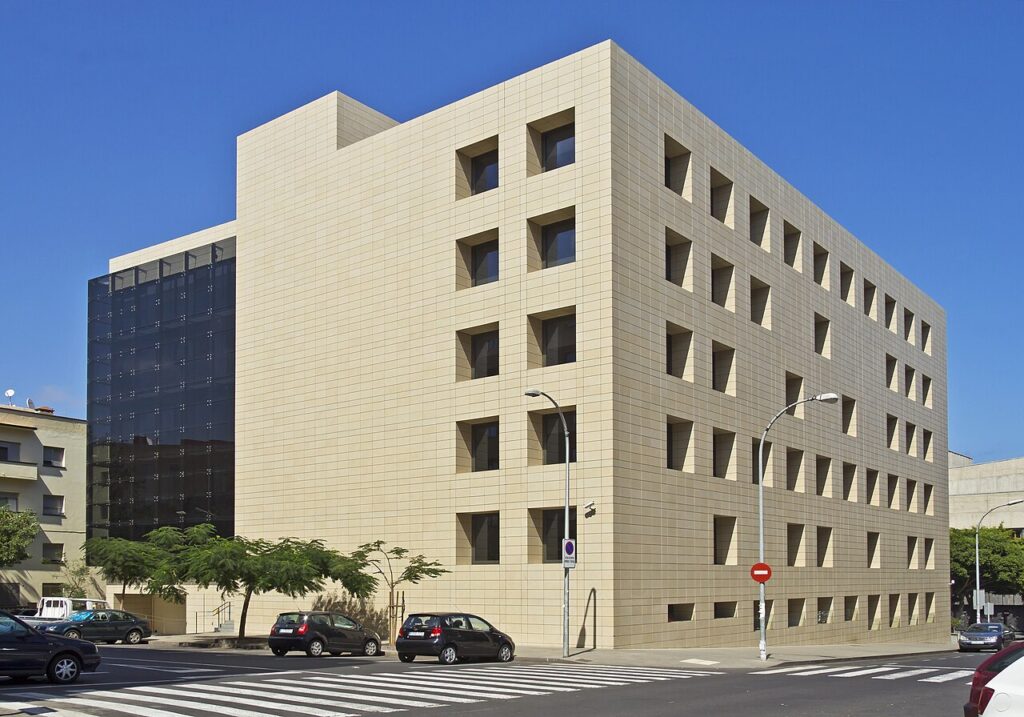 Edificio de oficinas del Gobierno de Canarias en la avenida José Manuel Guimerá, en Santa Cruz de Tenerife