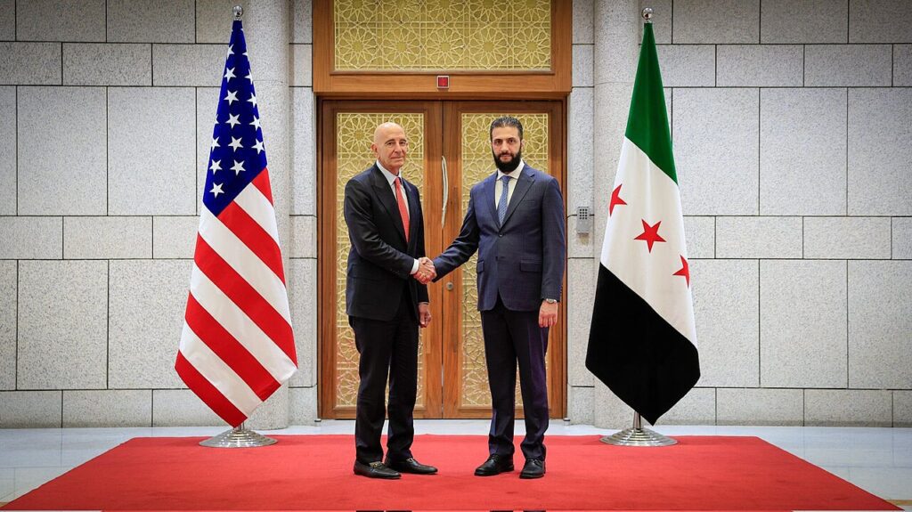 El presidente sirio Ahmed al Sharaa, durante una reunión con el enviado estadounidense Tom Barrack en mayo de 2025