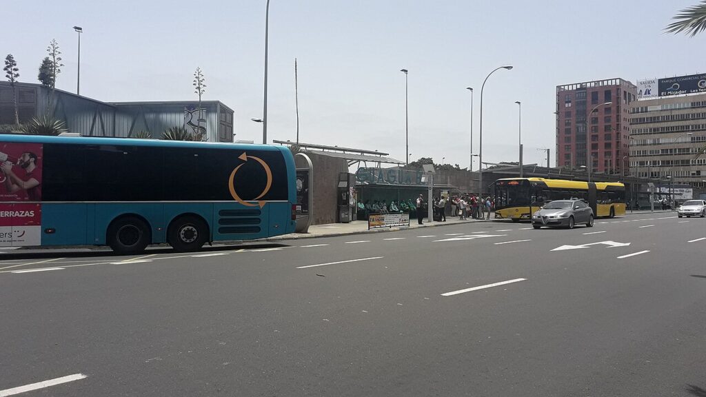 Guaguas ante la estación de San Telmo, en Las Palmas de Gran Canaria