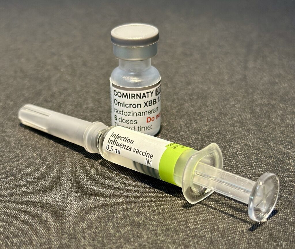 Viales de vacuna contra la gripe y contra la covid
