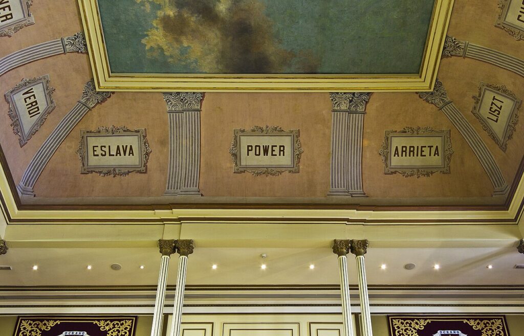 Detalle del techo pintado del salón de plenos del Parlamento de Canarias, en Santa Cruz de Tenerife