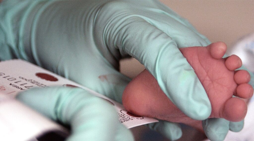 Toma de una muestra de sangre del talón de un bebé para el cribado neonatal
