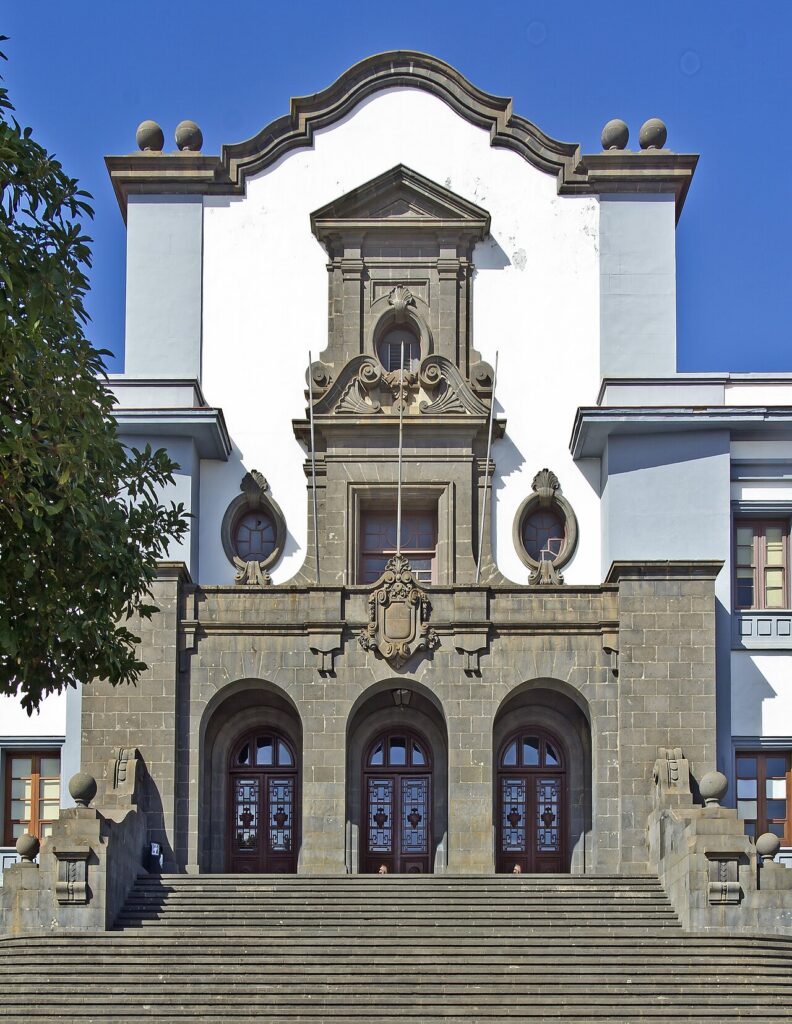 Fachada del edificio central de la Universidad de La Laguna