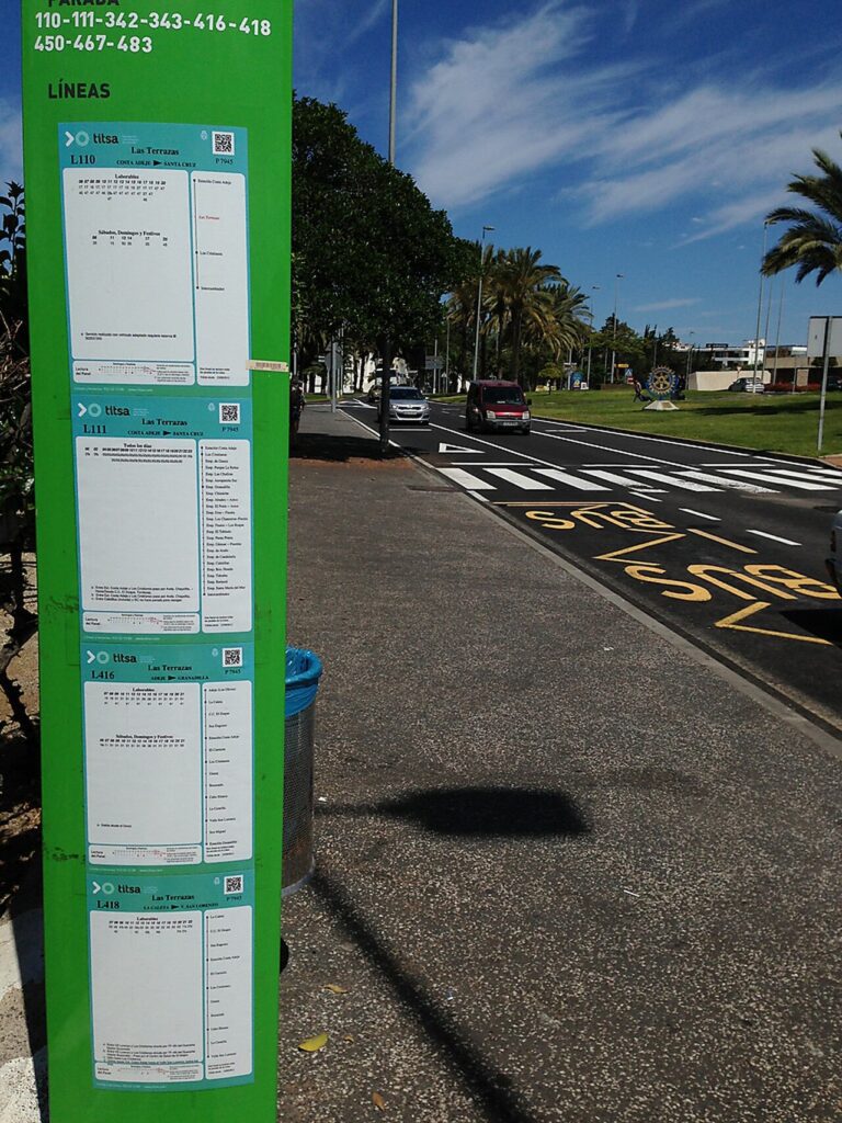 Parada de guaguas de TITSA en Playa de las Américas, en el sur de Tenerife