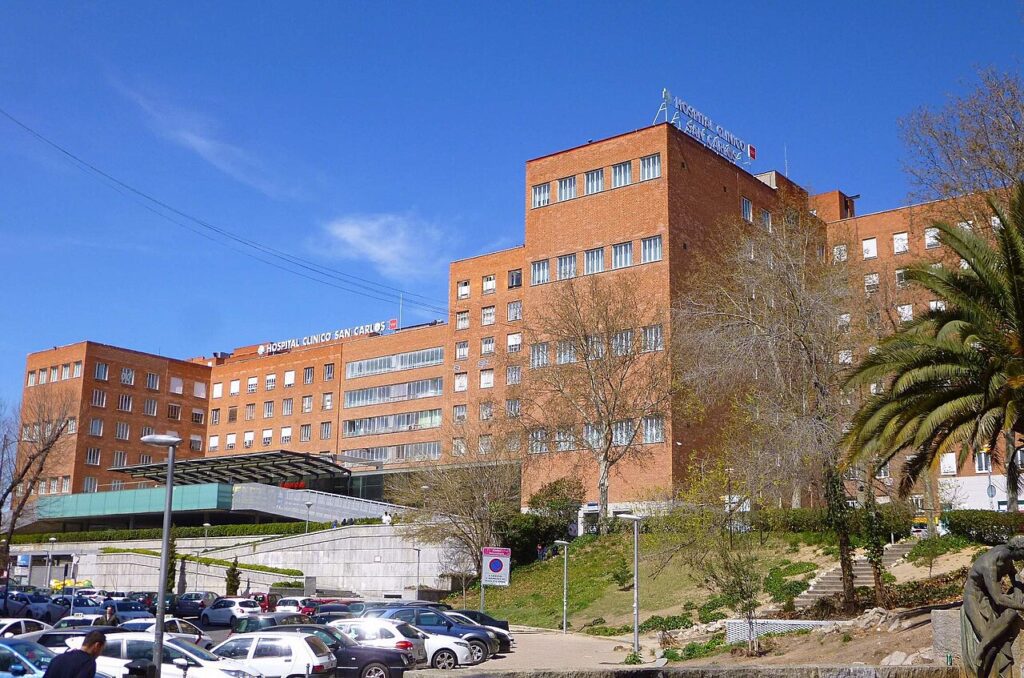 Fachada del Hospital Clínico San Carlos, en Madrid, donde se entregaron los premios