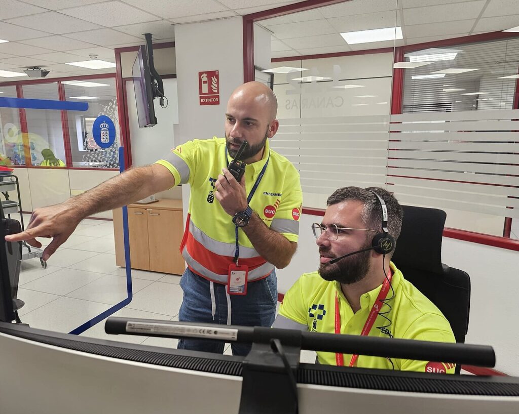 Personal sanitario en la sala operativa del 112 Canarias, desde donde se coordinan las emergencias