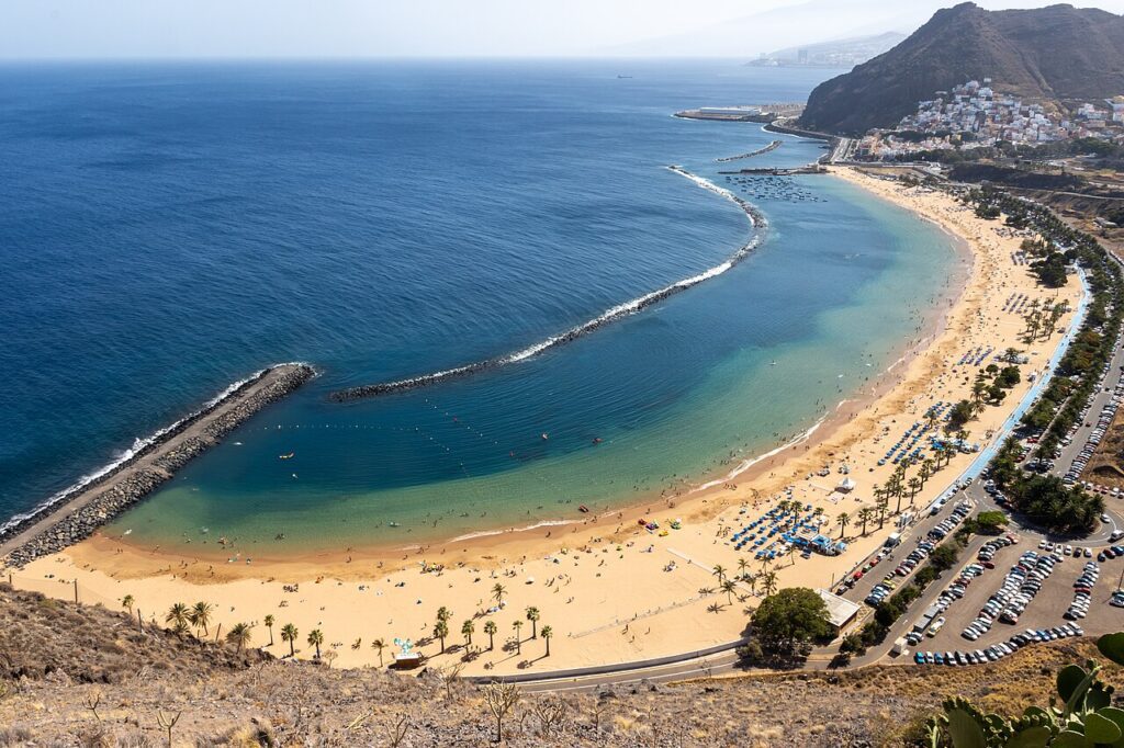 Playa de Las Teresitas, en Santa Cruz de Tenerife, vista desde el mirador