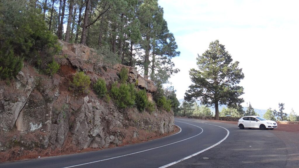 Un tramo de la carretera TF-21 en Tenerife (imagen de archivo)