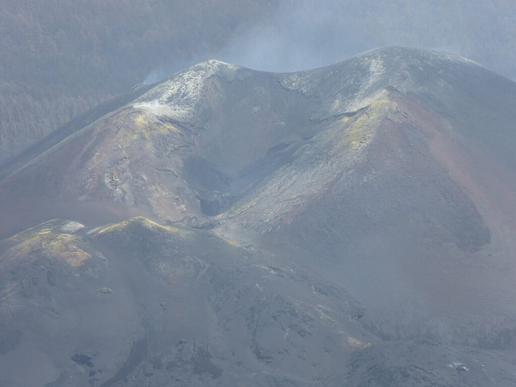 Cráter del volcán Tajogaite, en La Palma, en 2022