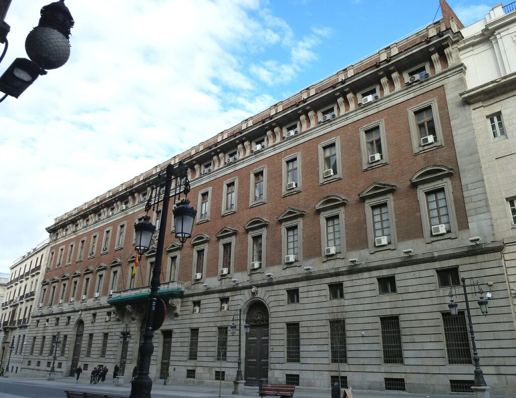 Fachada de la Real Casa de la Aduana, sede del Ministerio de Hacienda, en la calle de Alcalá de Madrid