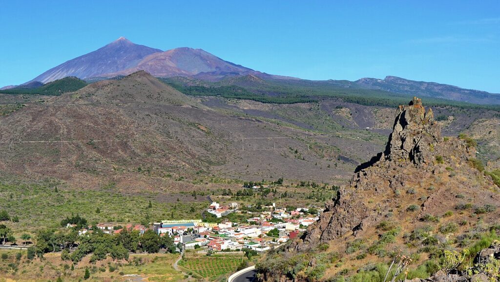 El pueblo de Santiago del Teide, con el Teide al fondo