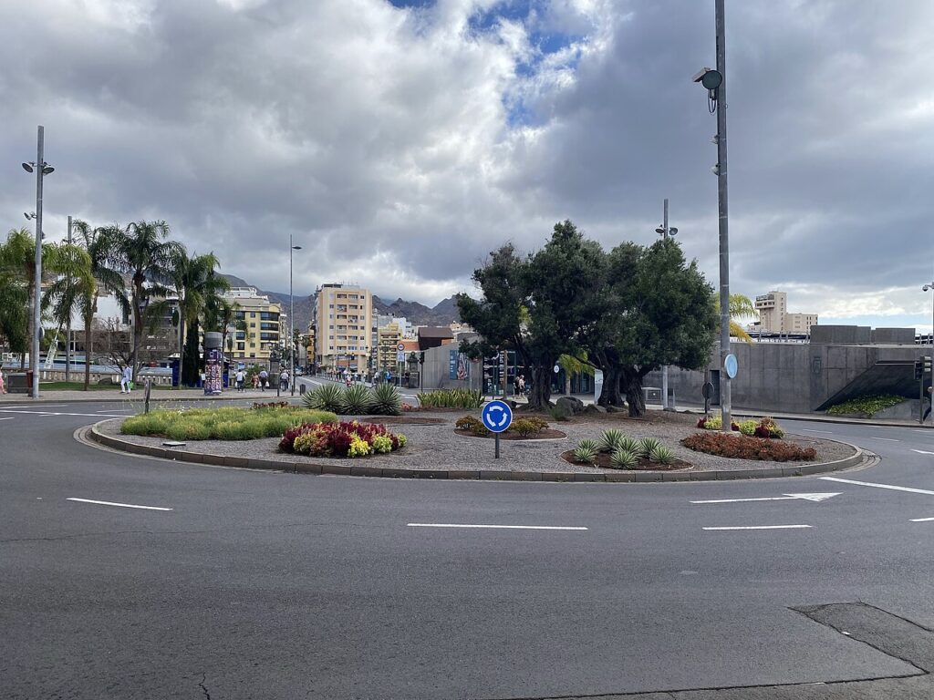 Tráfico en una avenida del centro de Santa Cruz de Tenerife