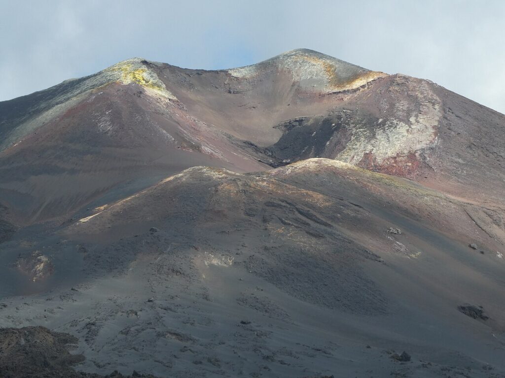 Depósitos de azufre en La Palma en 2023, dos años después de la erupción