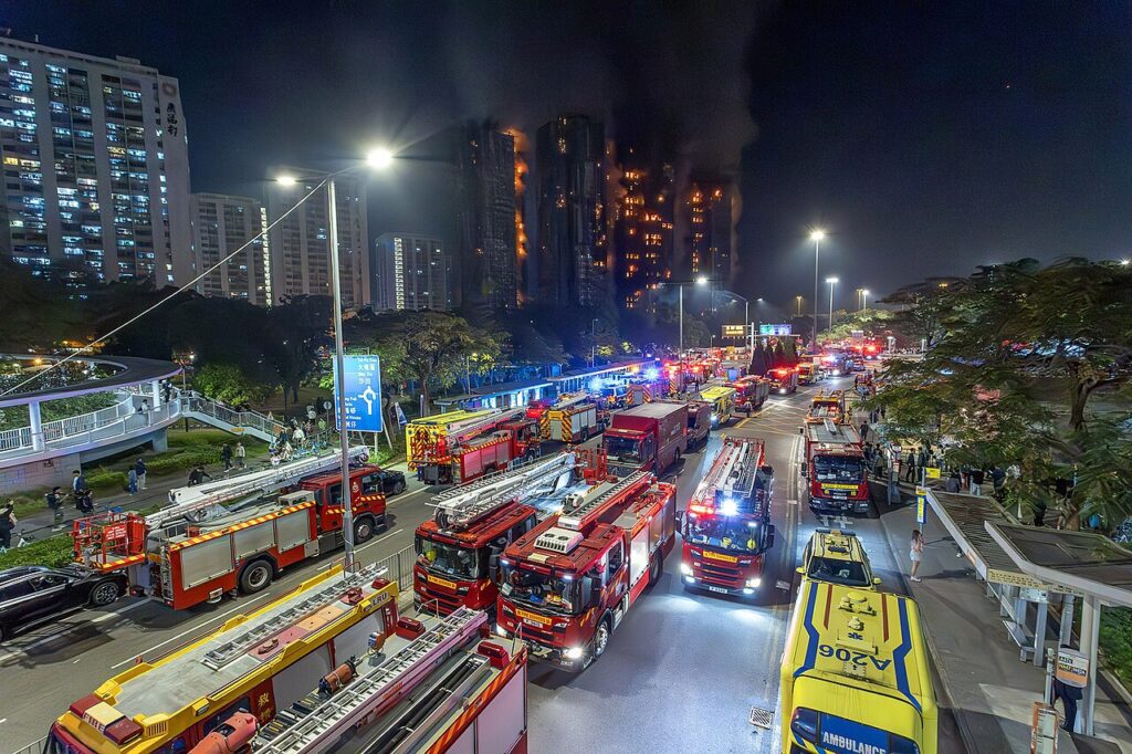 Bomberos y ambulancias ante el incendio de Wang Fuk Court, en Tai Po