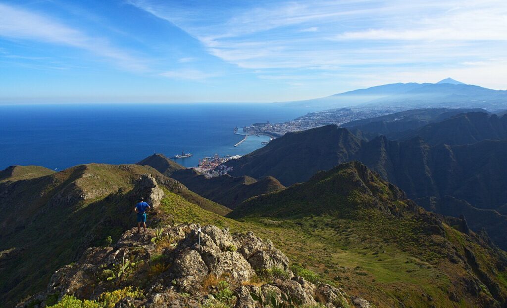 Vista de Santa Cruz de Tenerife desde el macizo de Anaga, con el Teide al fondo