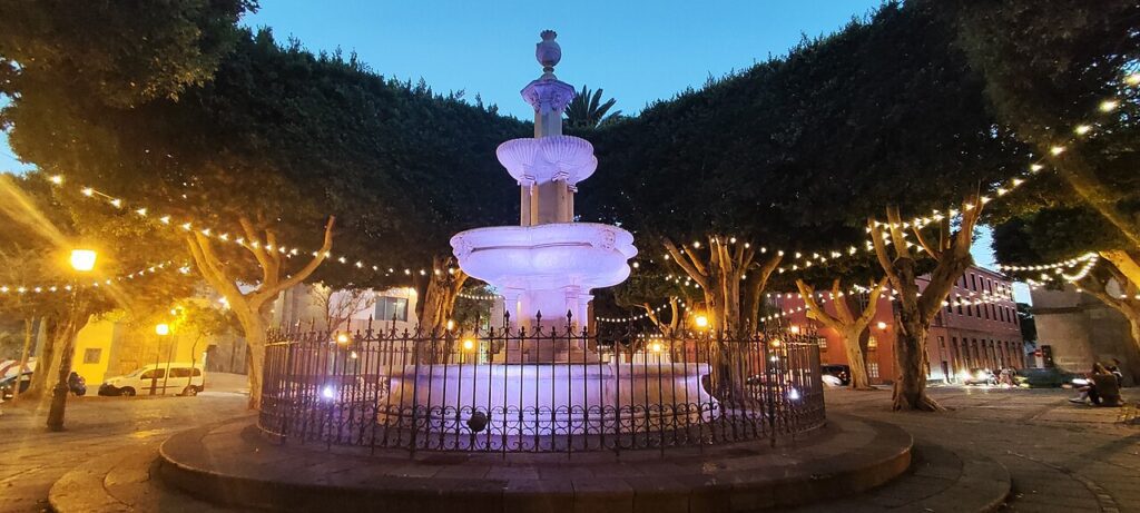 La plaza del Adelantado de La Laguna, de noche