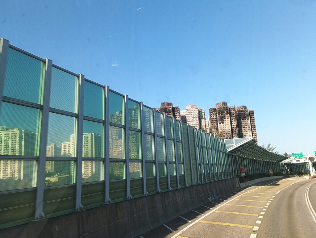 Los edificios de Wang Fuk Court tras el incendio, vistos desde la autopista Tolo