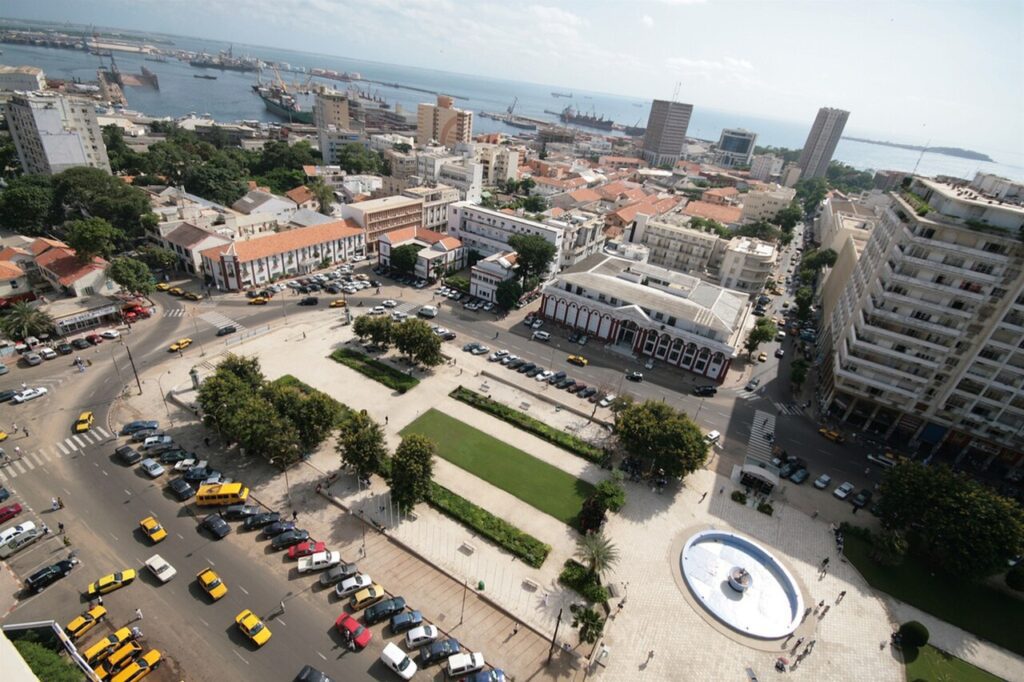 Plaza de la Independencia de Dakar, en Senegal, con el puerto al fondo
