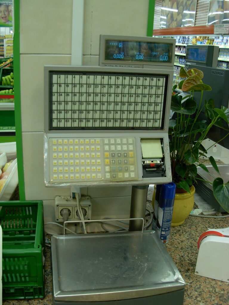 Báscula para fruta y verdura en un supermercado de Tenerife