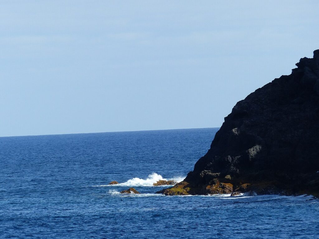 Olas junto al Roque de Garachico, en el norte de Tenerife