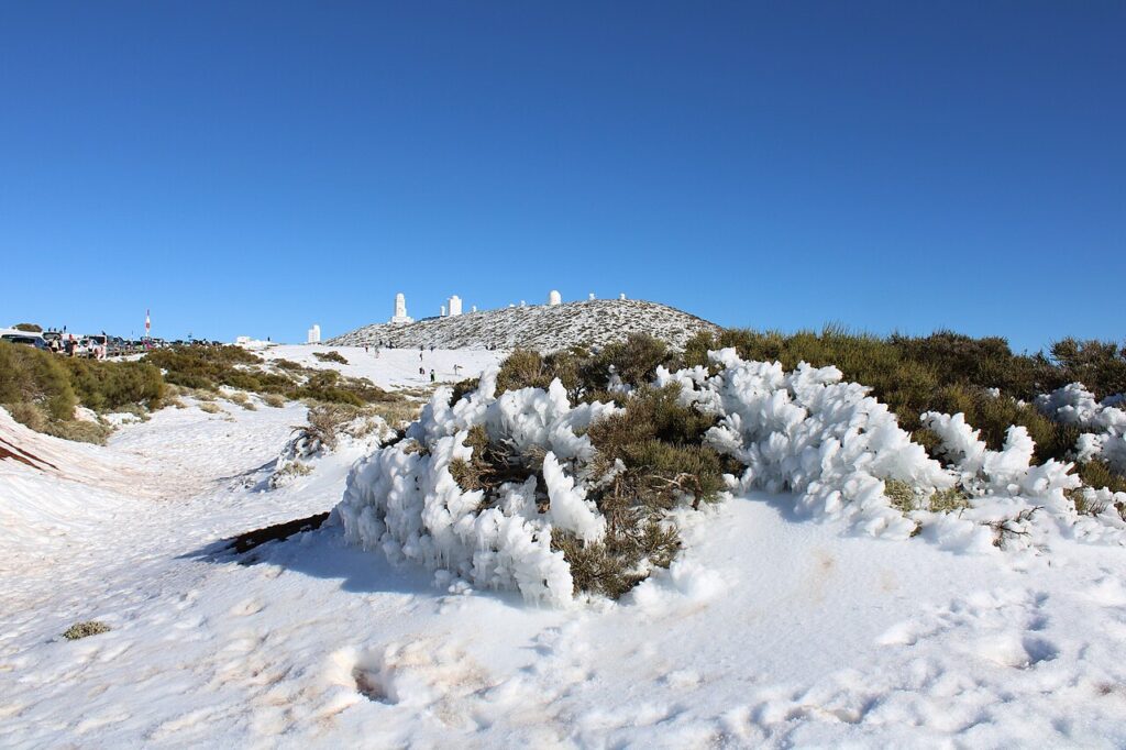 Nieve junto al Observatorio del Teide
