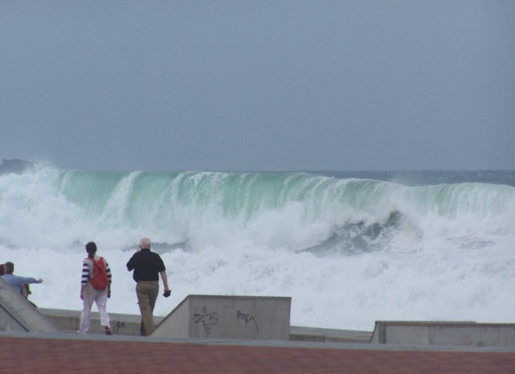 Olas en la playa de Las Canteras, en Las Palmas de Gran Canaria
