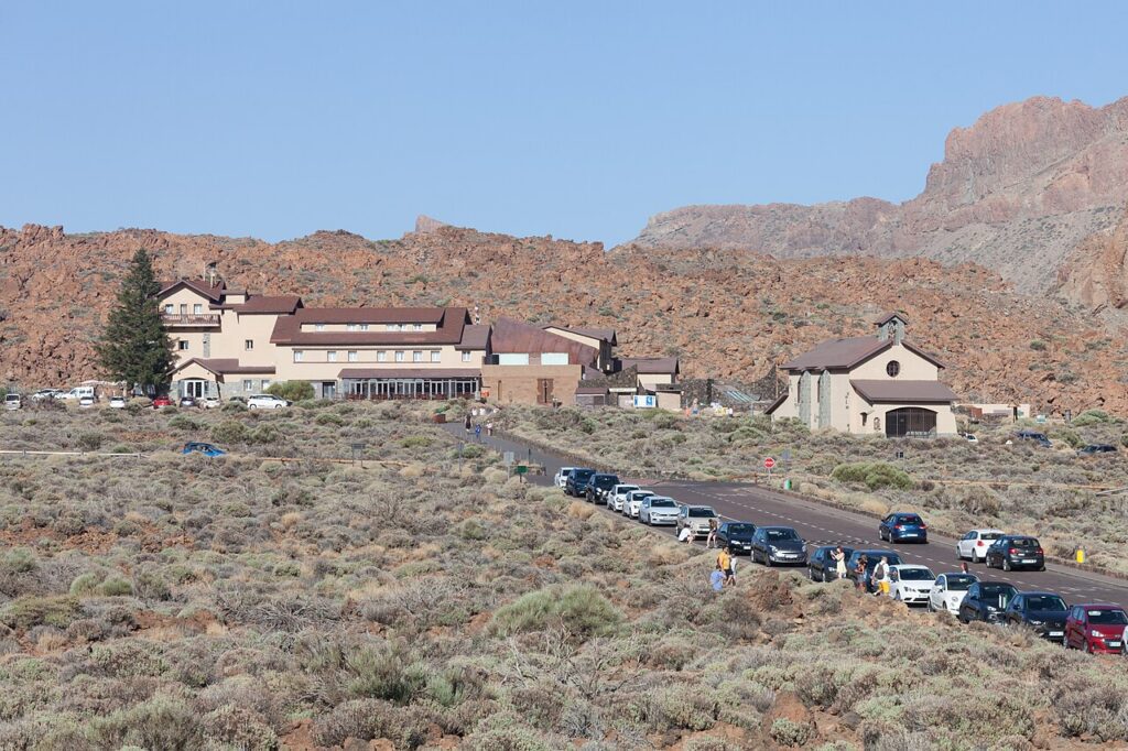 El Parador de Las Cañadas del Teide y la ermita de Nuestra Señora de las Nieves