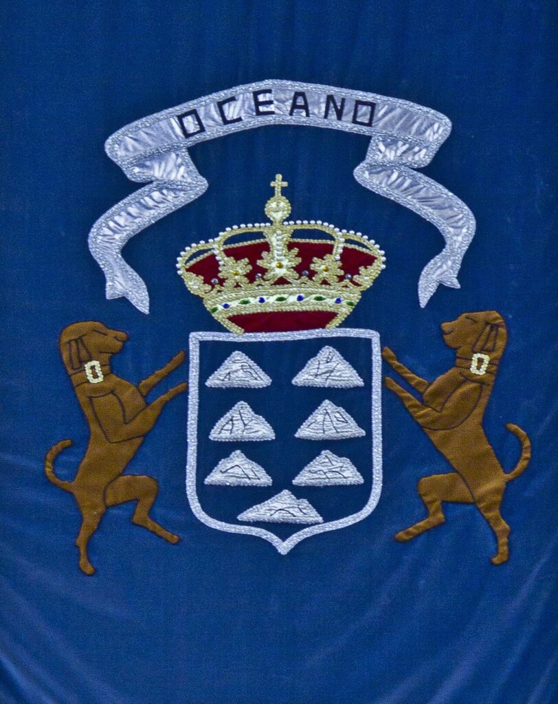 Escudo de Canarias en el salón de plenos del Parlamento de Canarias