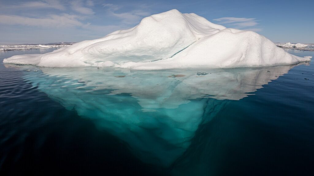 Iceberg en aguas del Ártico