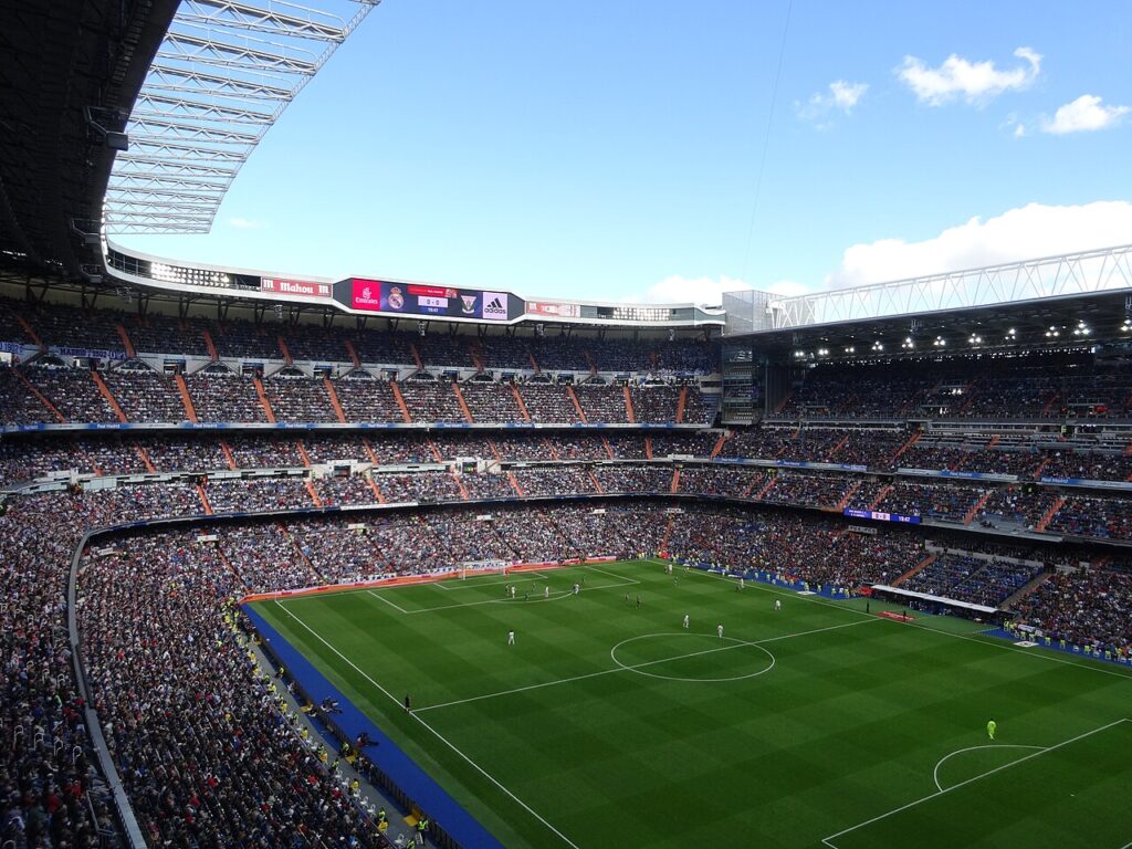 Interior del estadio Santiago Bernabéu durante un partido